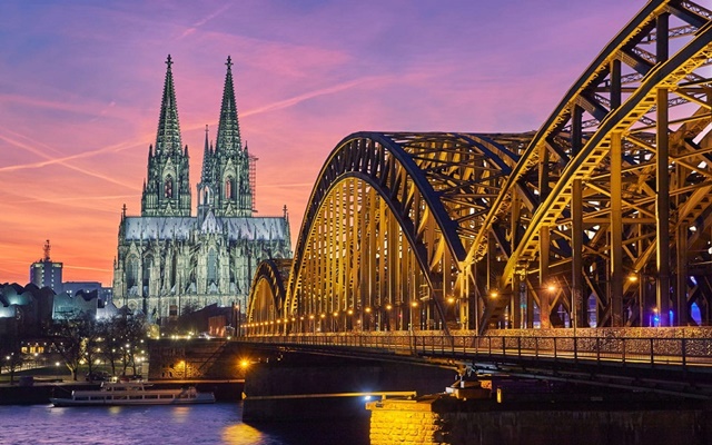 Check in thành phố Cologne cổ kính trong tour du lịch Đức